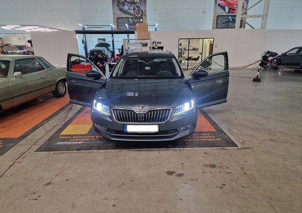 Skoda Superb cena 70900 przebieg: 198445, rok produkcji 2016 z Warszawa małe 781